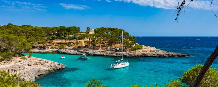 Mallorca sailing: a guide to turquoise anchorages