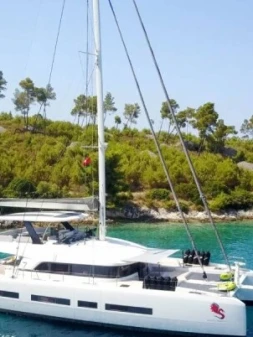Lagoon Seventy 7 Review: Luxury Catamaran Features & Performance