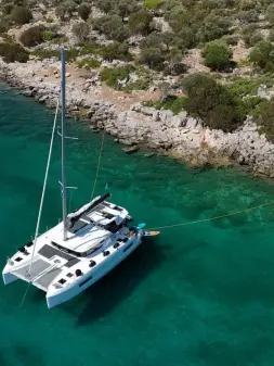 Lagoon 43 Catamaran Charter Review: Α Performance & Design Guide